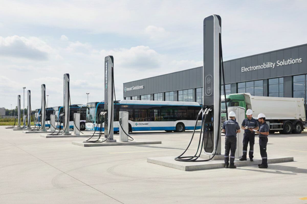 Estación de carga para buses eléctricos instalada por Screwair